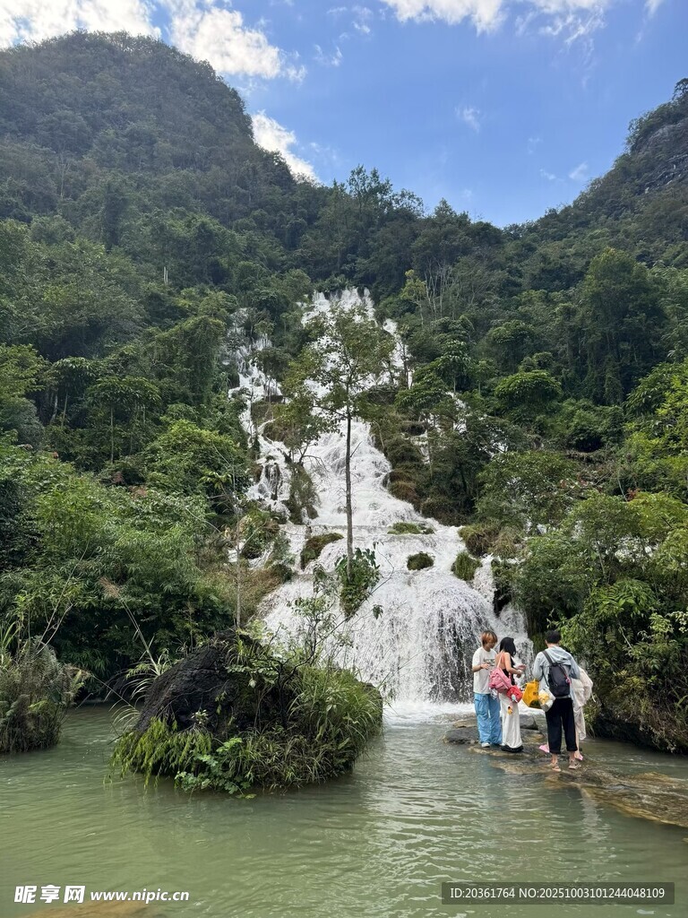 山间瀑布下的欢乐戏水场景
