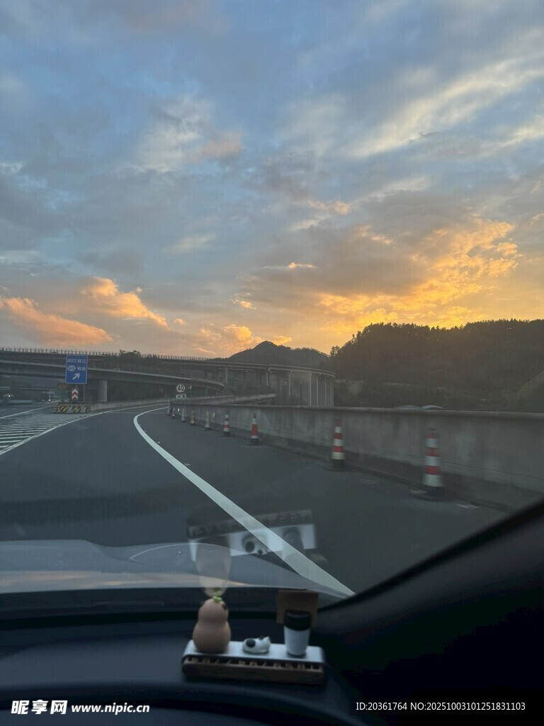 车内视角的绝美公路晚霞