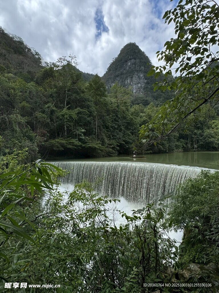 山间瀑布被绿植环绕