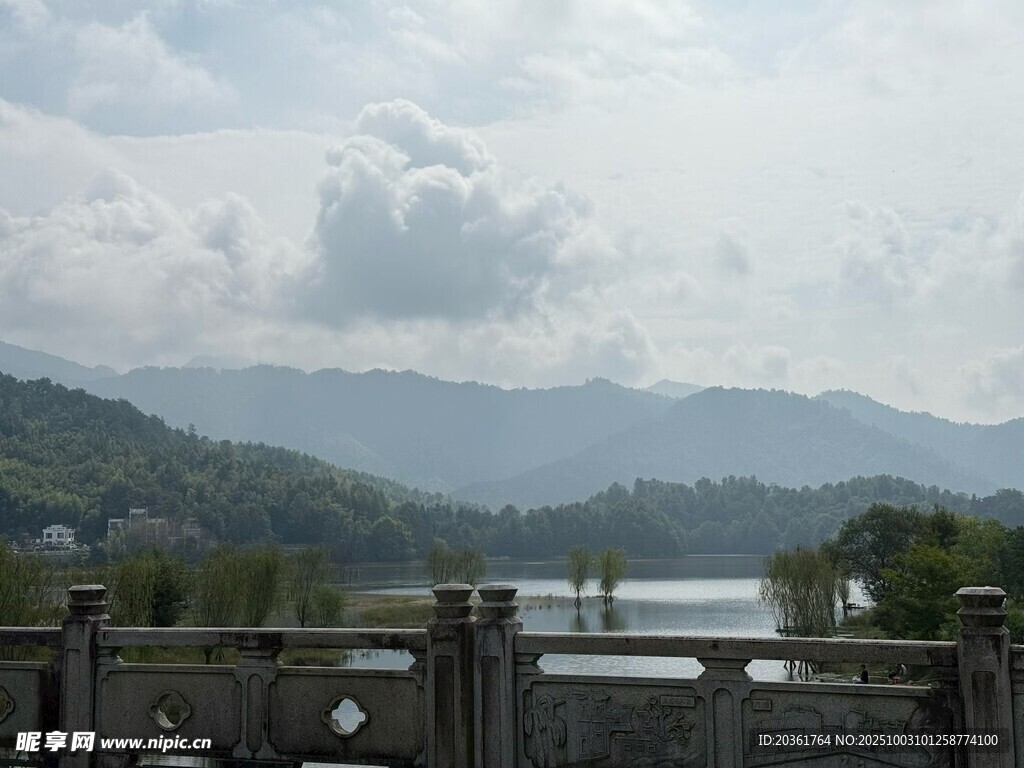 湖畔远山风景