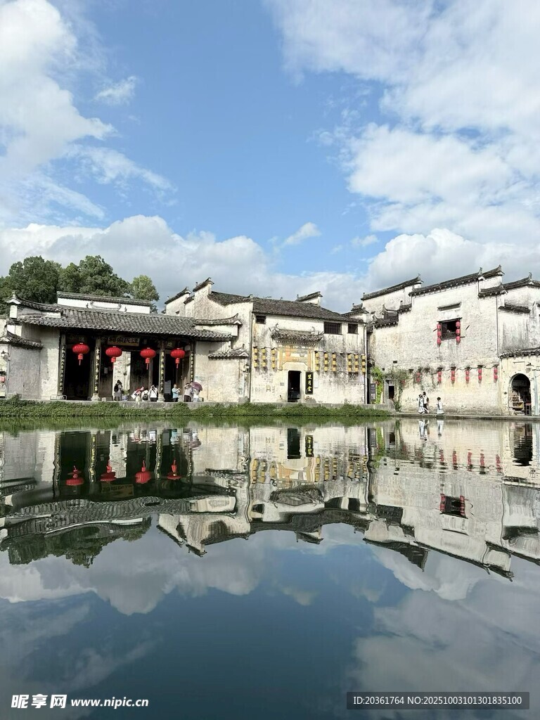江南水乡古村落倒影美景