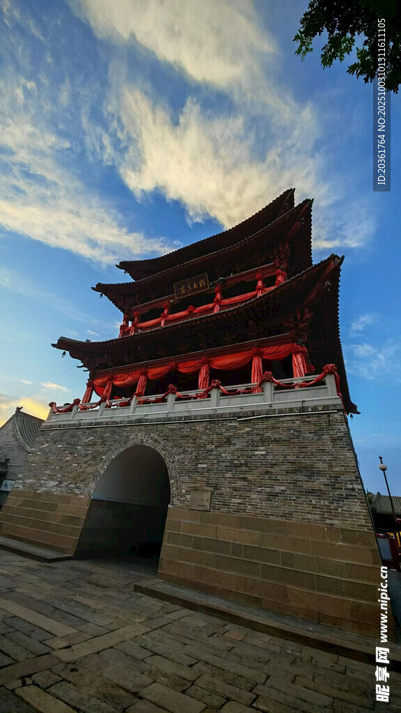 古城楼上的壮丽天空景观