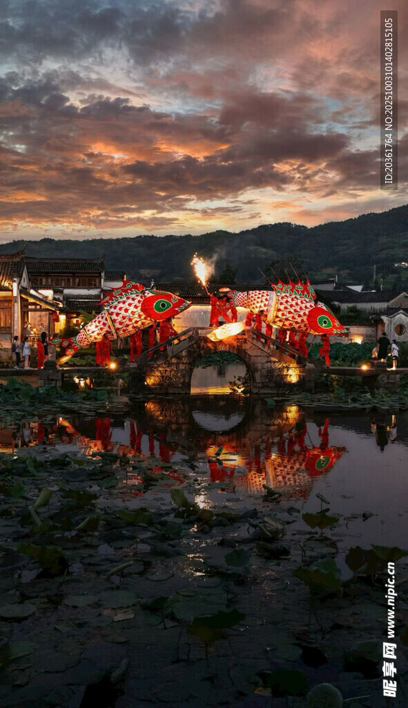 湖畔璀璨夜景映照水中