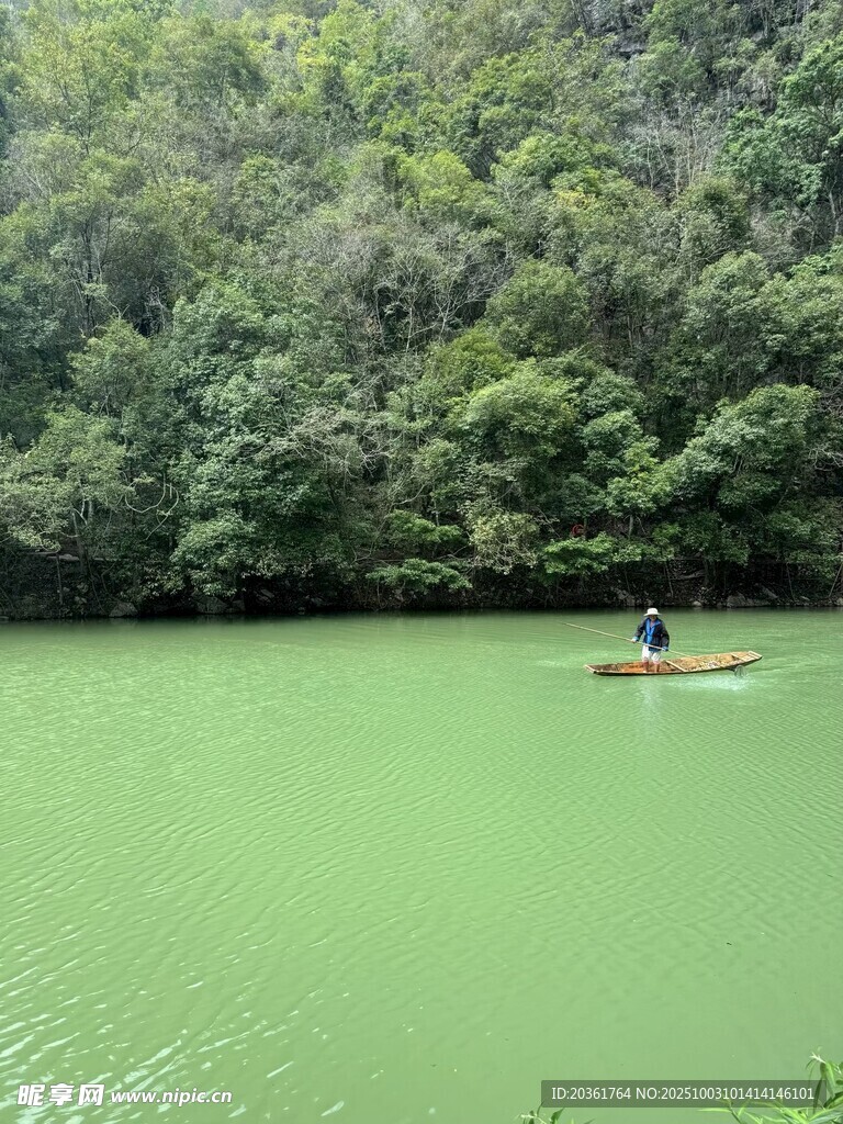 青山绿水间的泛舟景象