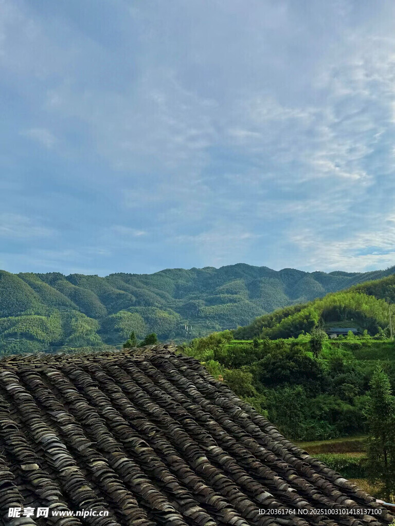 屋顶视角下的青山美景
