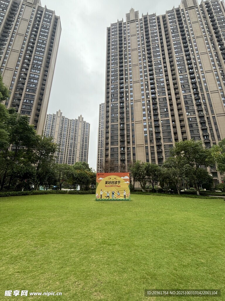 城市中高楼环绕的绿草地