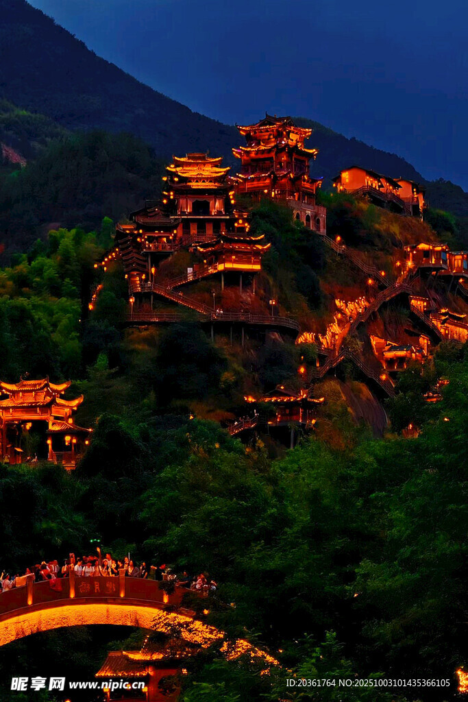 夜幕下的山间古建筑群