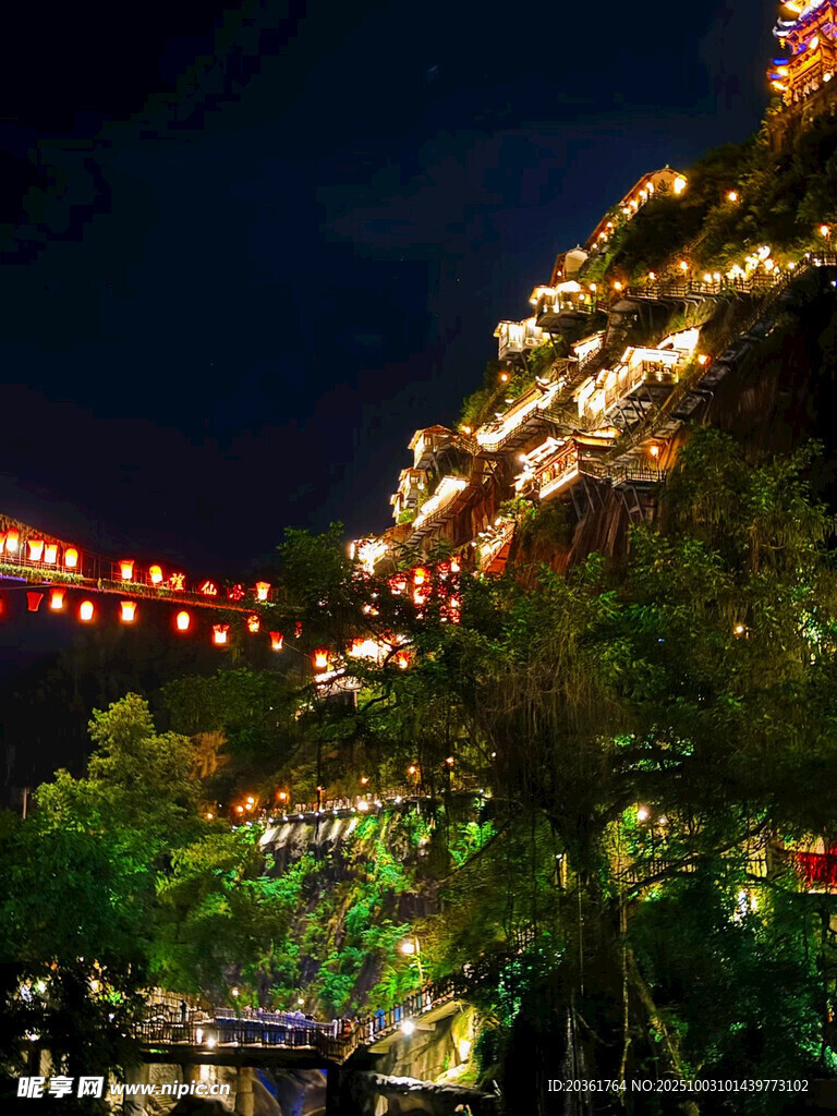 山间夜景