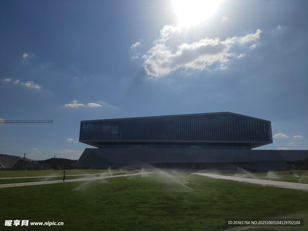 阳光下的现代建筑景观
