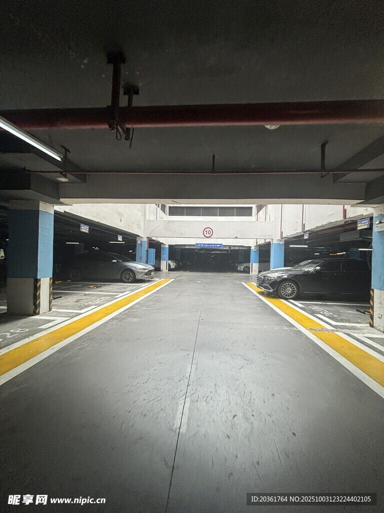 空旷地下停车场场景