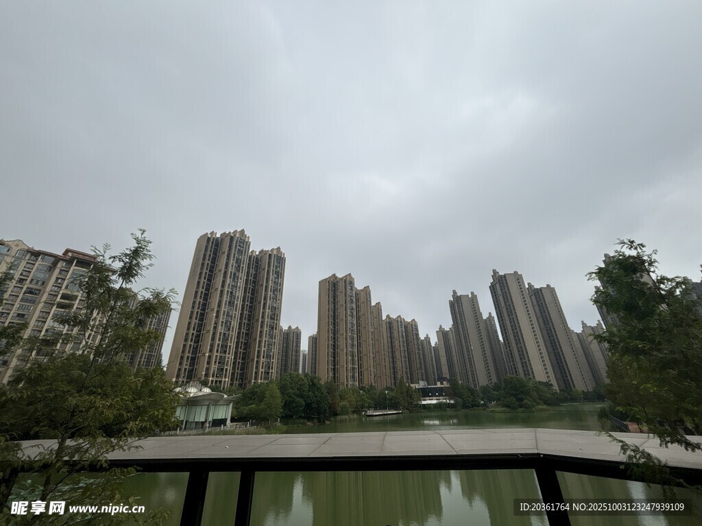 城市河畔高楼景观