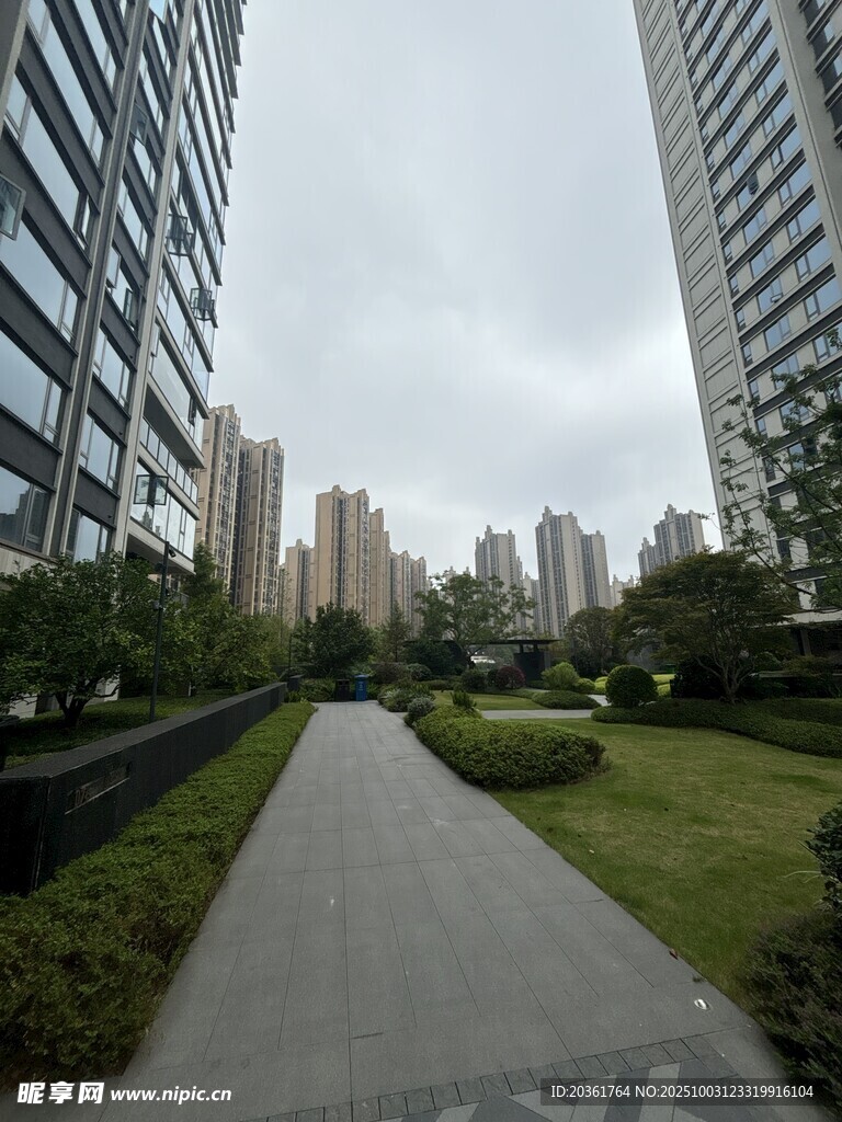 城市住宅区中的静谧小径