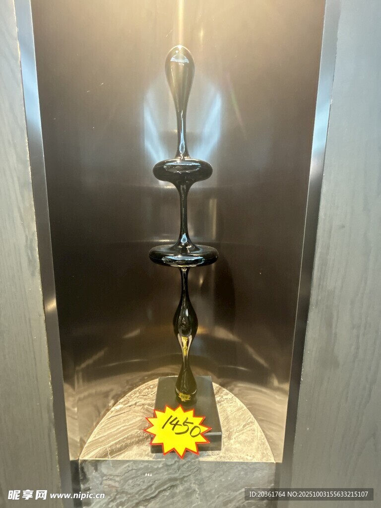 精致烛台配黄色小花