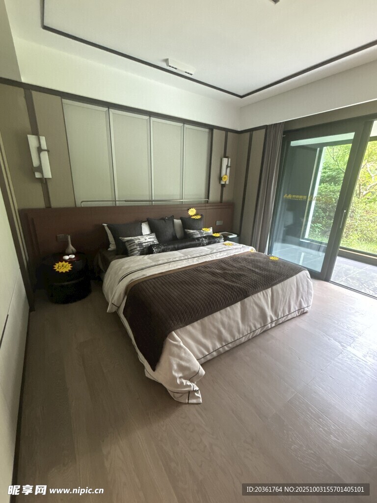 现代简约风格舒适卧室空间