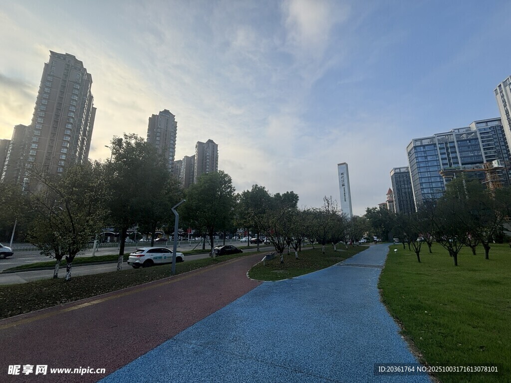 城市河畔步道风光
