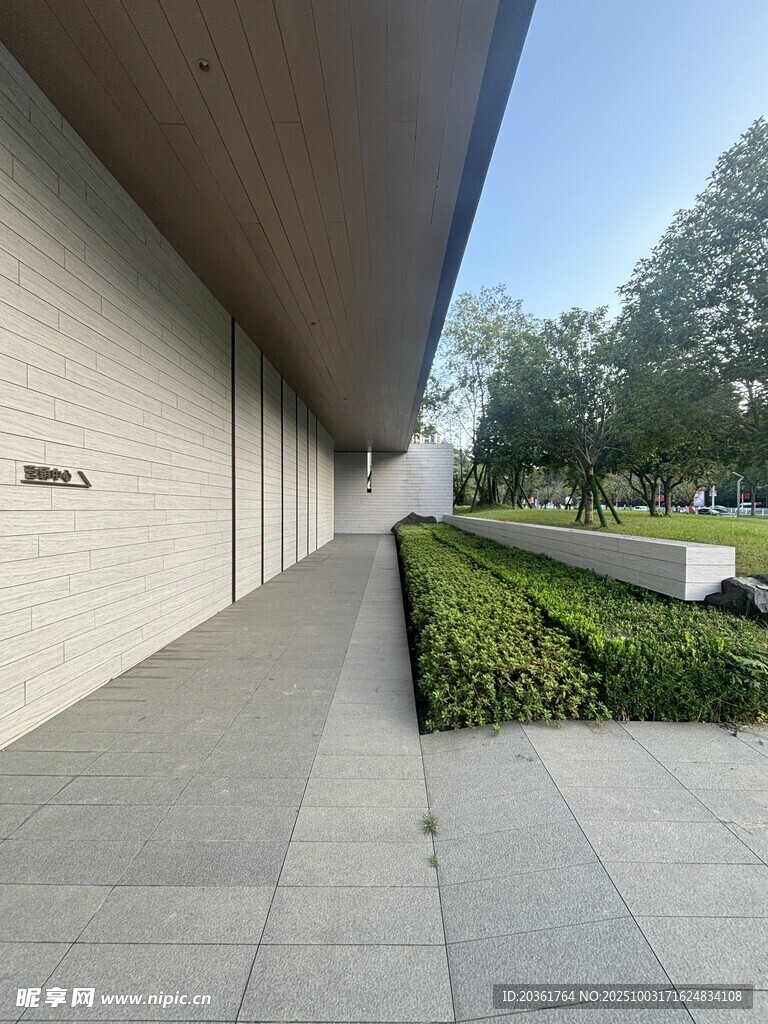 现代建筑旁的整洁步道