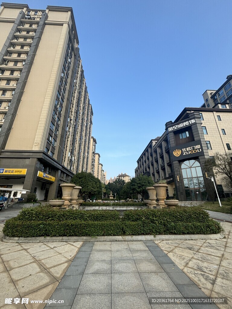 现代小区内的整洁景观