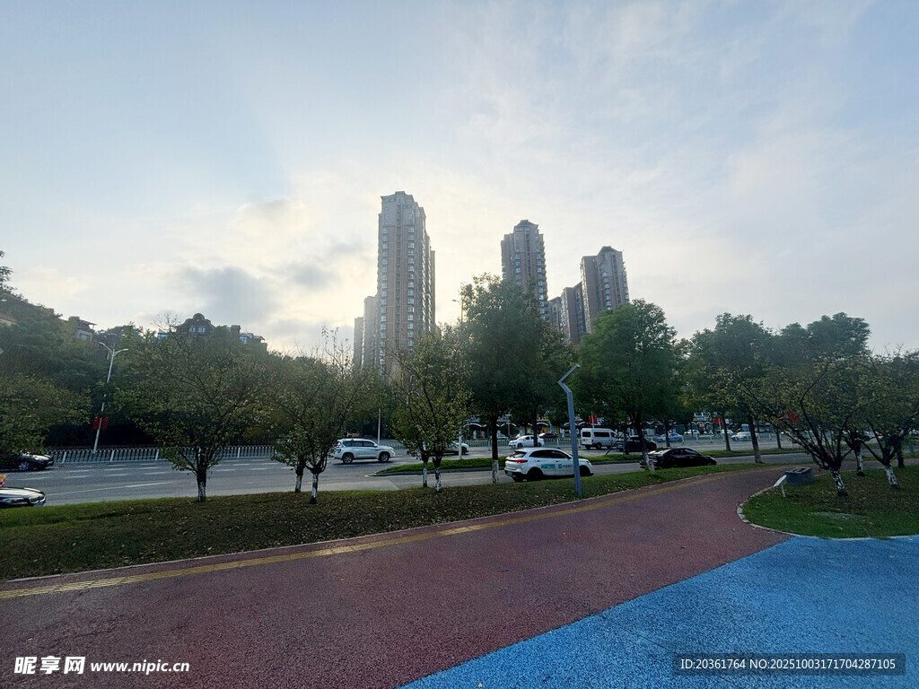 城市公园多彩步道风景