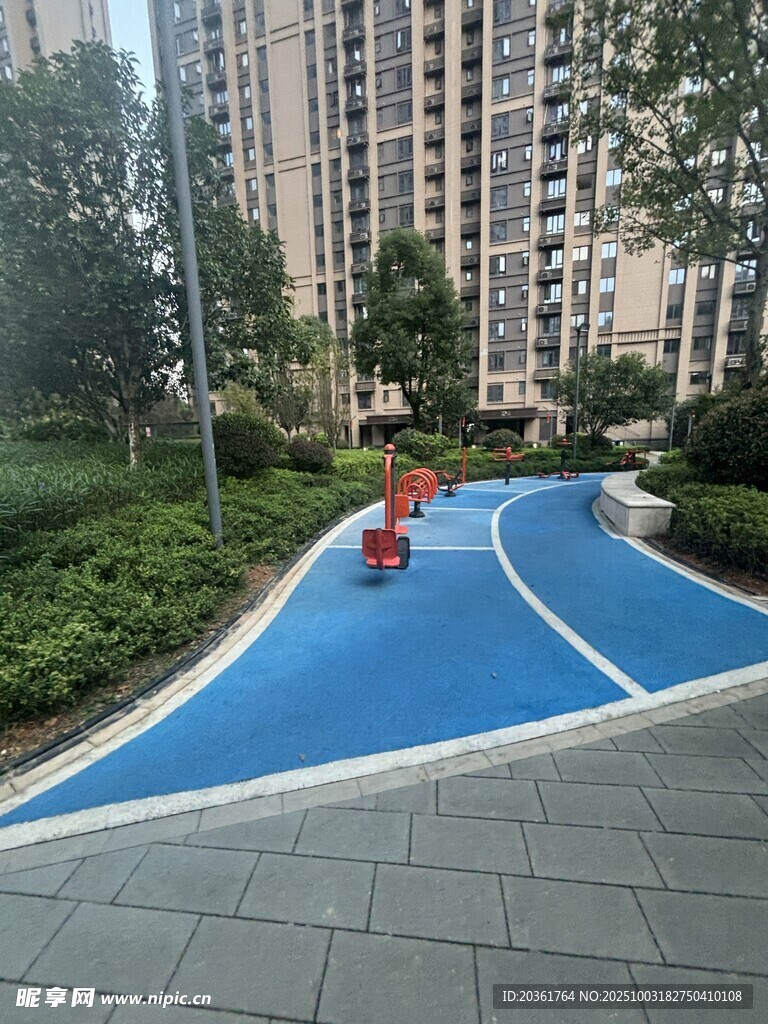 小区内的彩色儿童骑行道