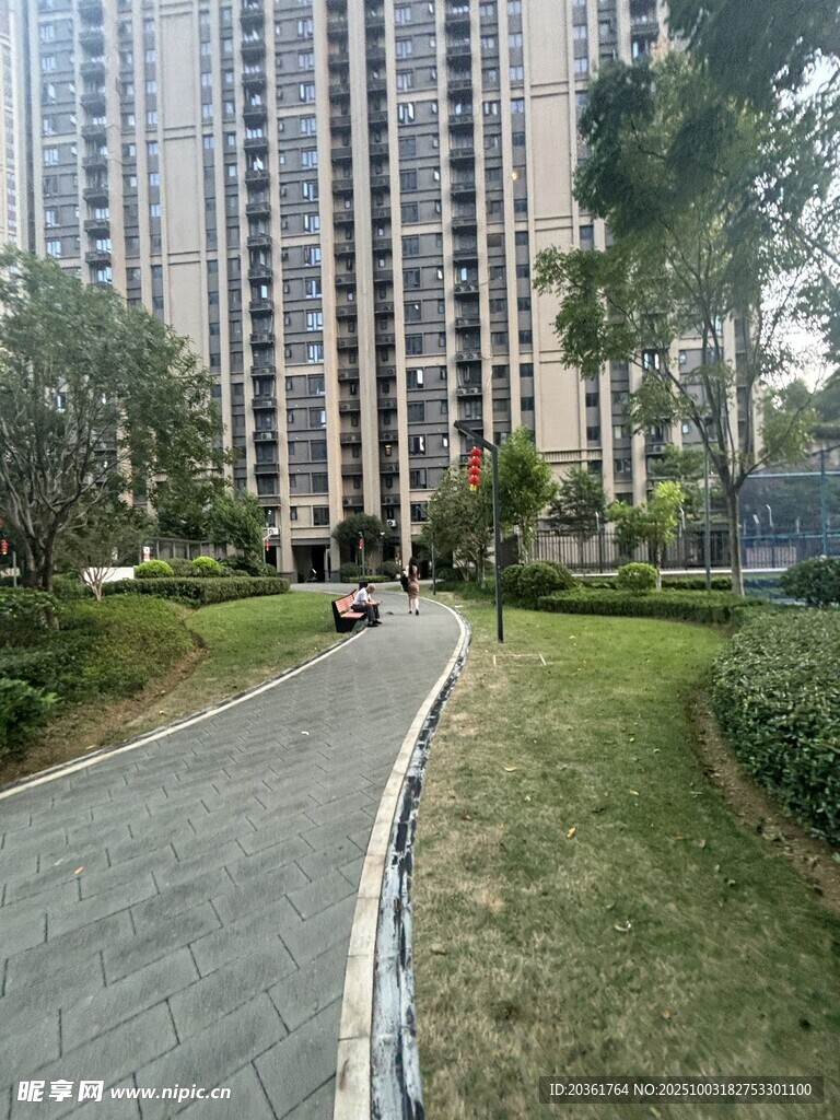 现代小区景观道路与高楼