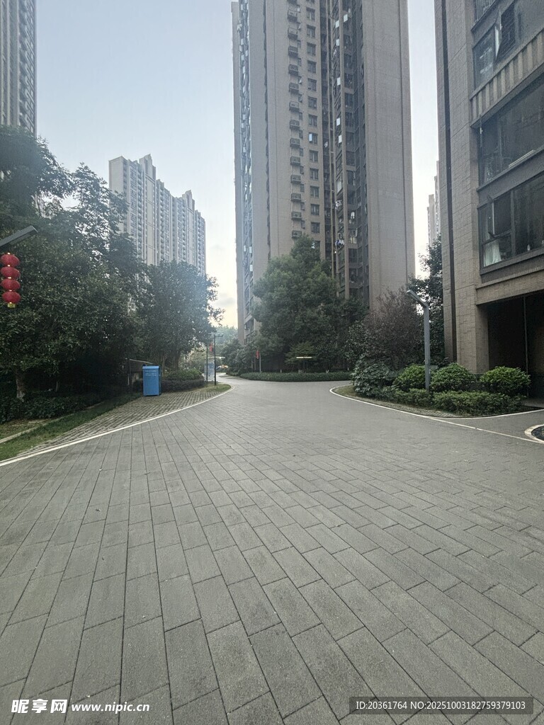 城市住宅区的开阔道路