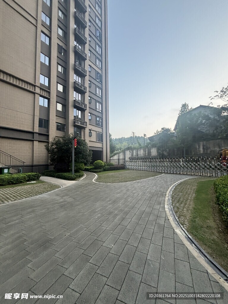 小区内的宽阔道路景观
