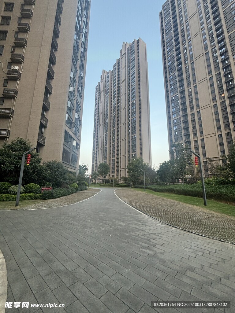城市中开阔的住宅区道路