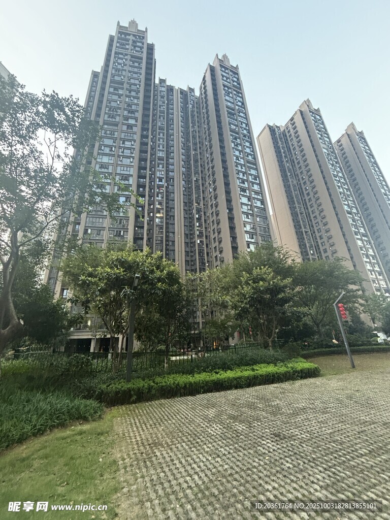 城市高楼与绿化景观