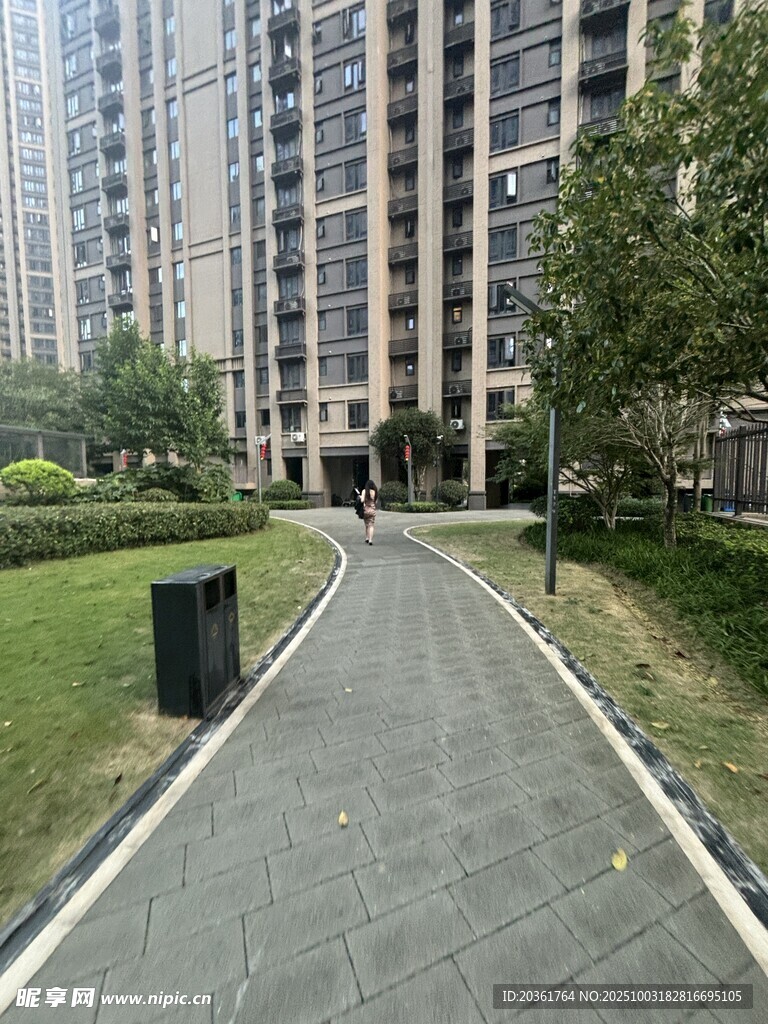 小区内的整洁步道景观