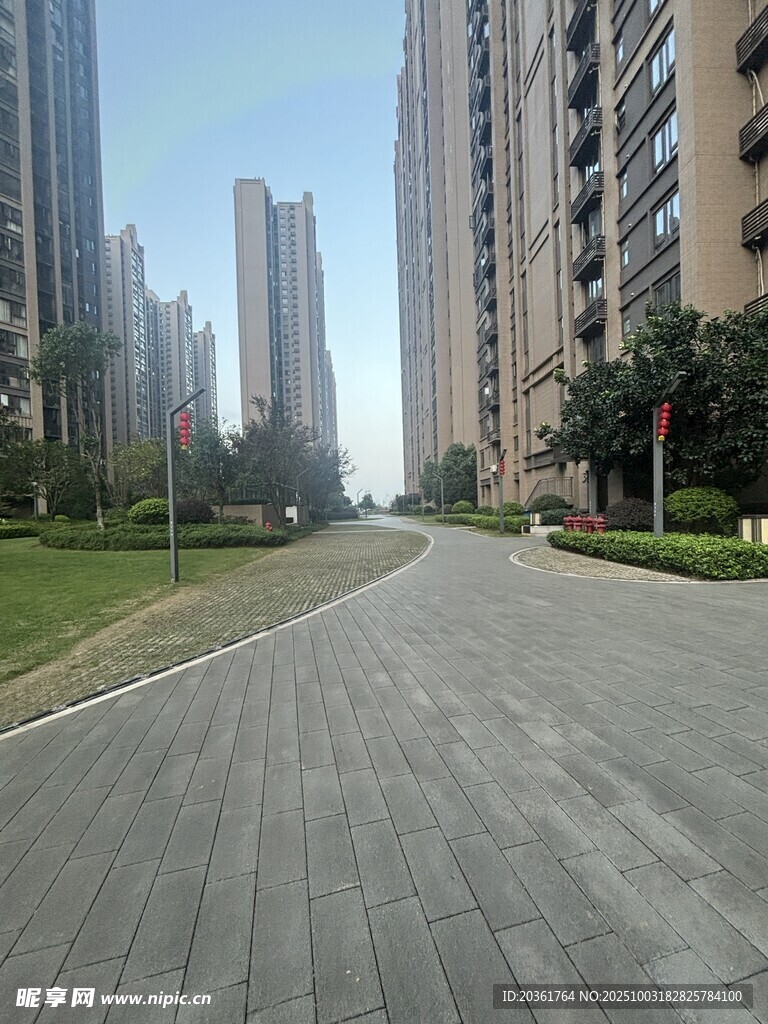 城市宽阔道路旁高楼林立