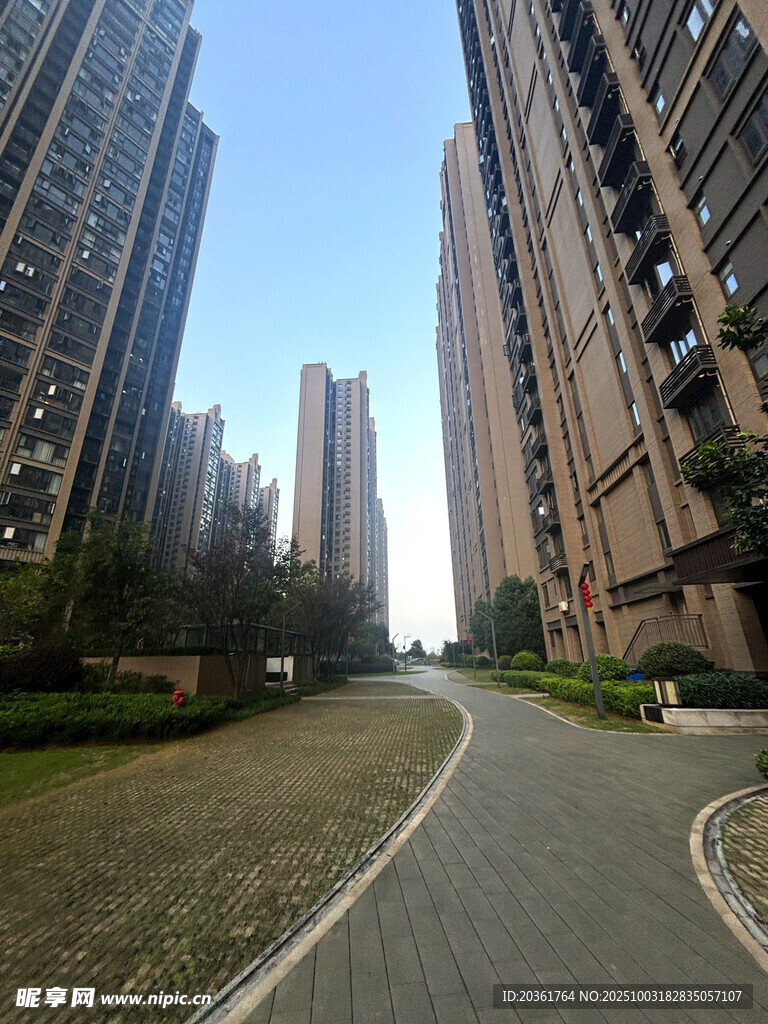 城市住宅区中的蜿蜒小路