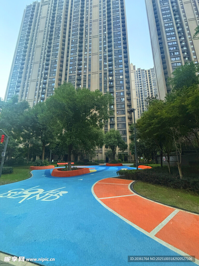 小区内的多彩户外休闲场地