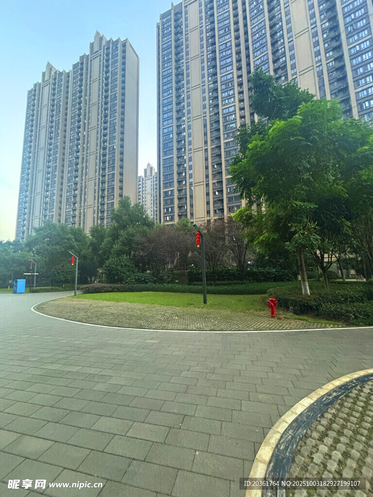 城市中开阔的楼前广场景观