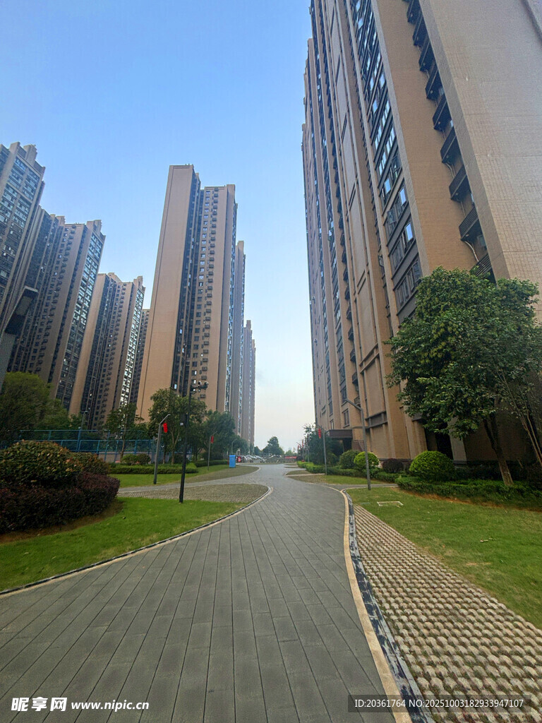 城市住宅区的宽阔道路
