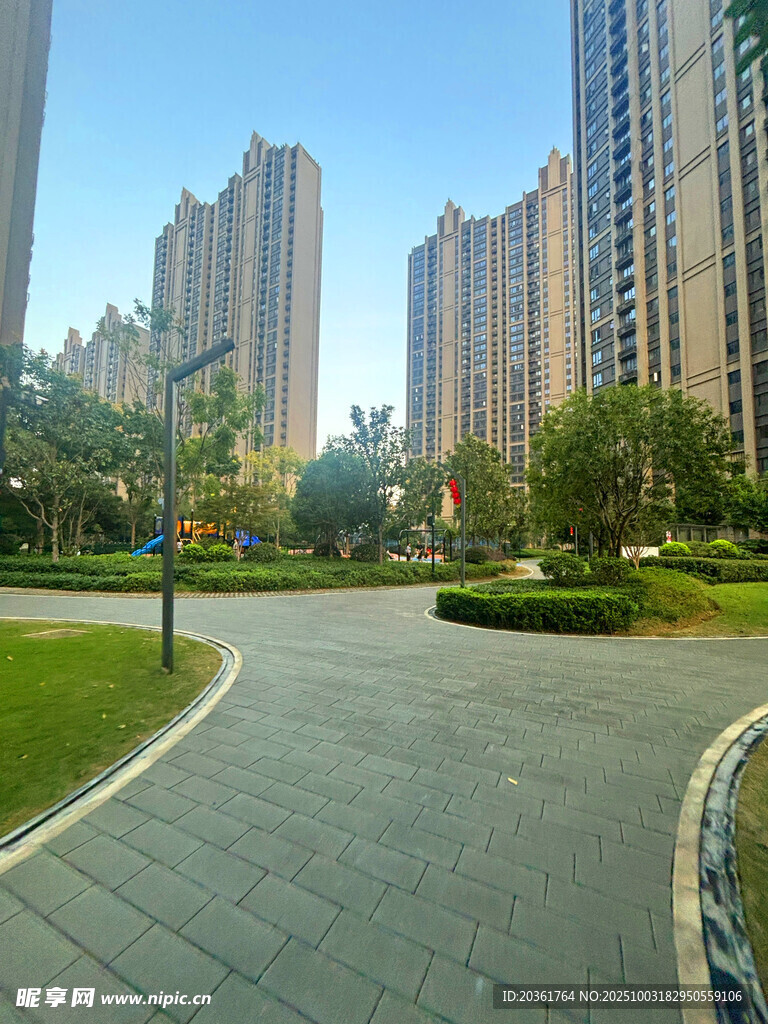城市中整洁的住宅区道路