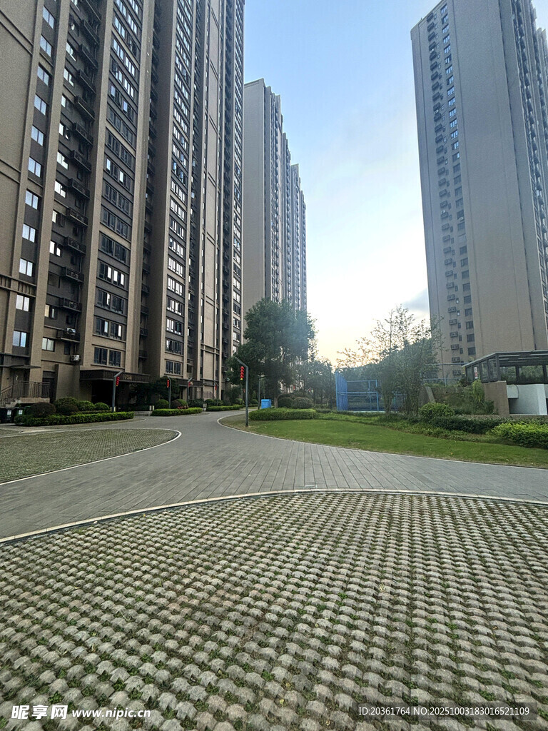 城市中开阔的楼间绿地