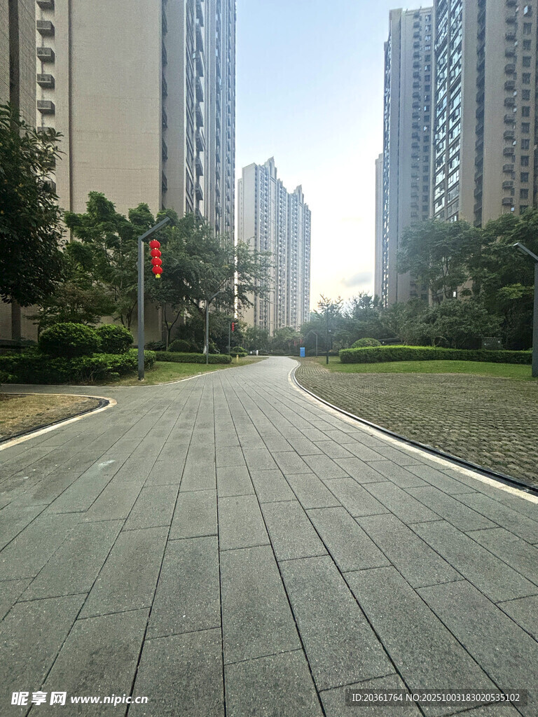 城市宽阔步道与高楼景观