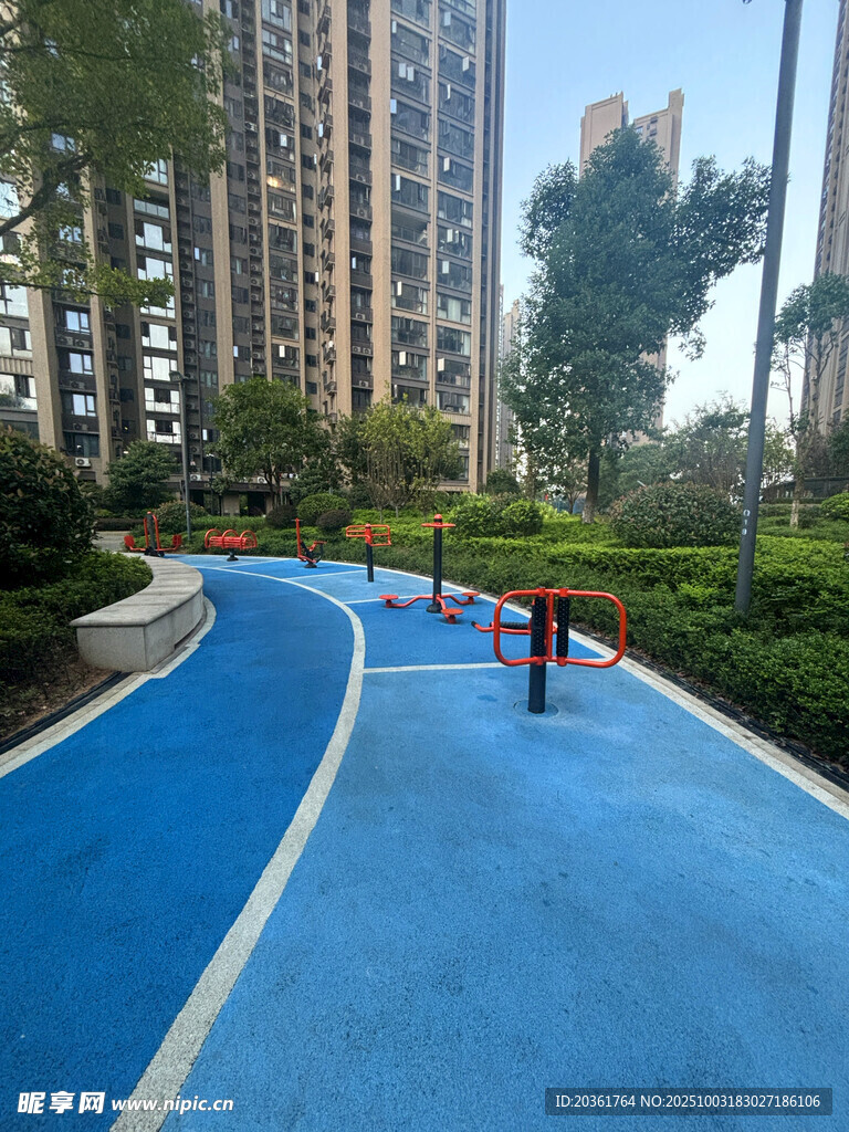 城市中的蓝色塑胶健身步道