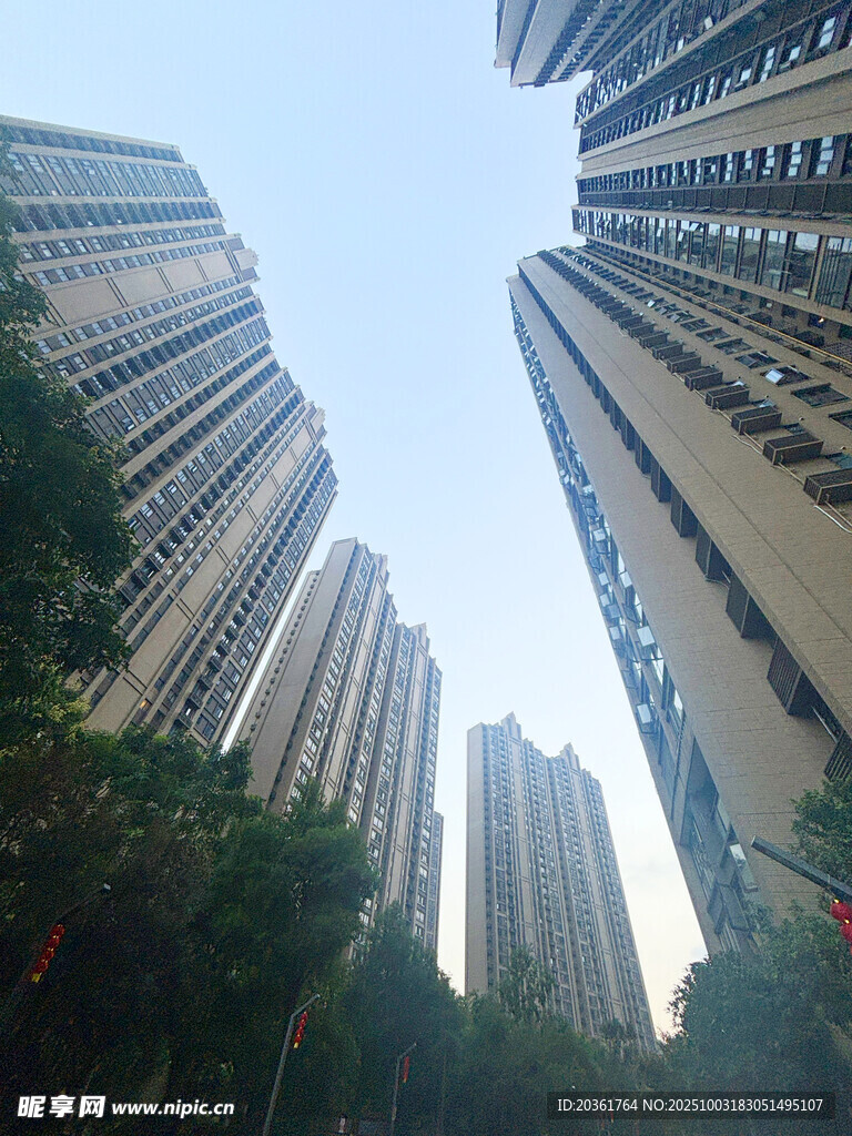 仰视林立高楼景观