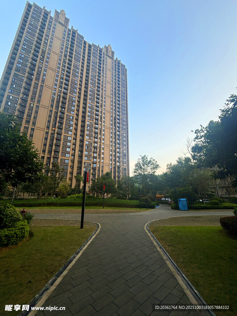 城市住宅区的宁静小路