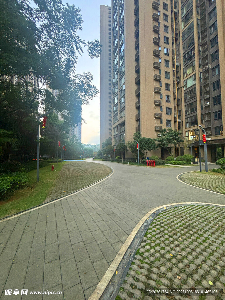 城市小区中的幽静步道