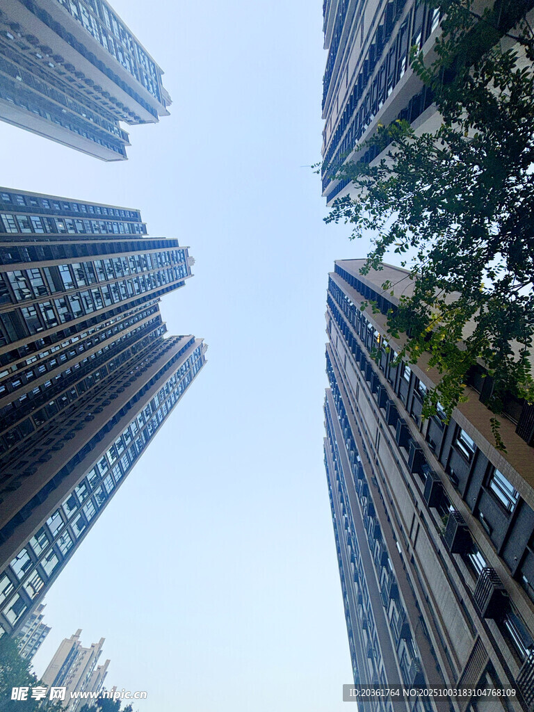 仰视城市高楼建筑群