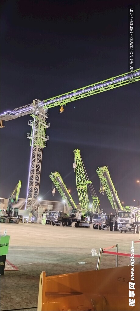 夜间工地起重机灯光景象