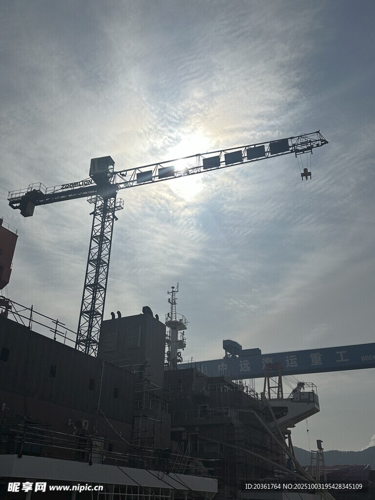 工地塔吊在阳光下作业