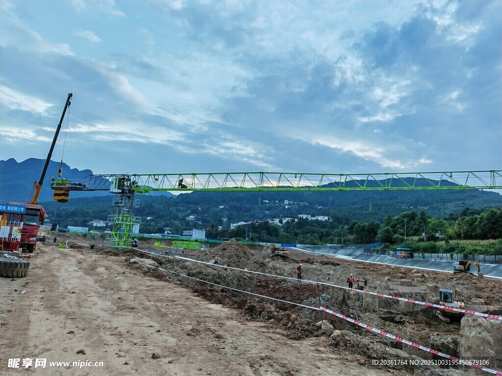 施工现场的工程建设场景