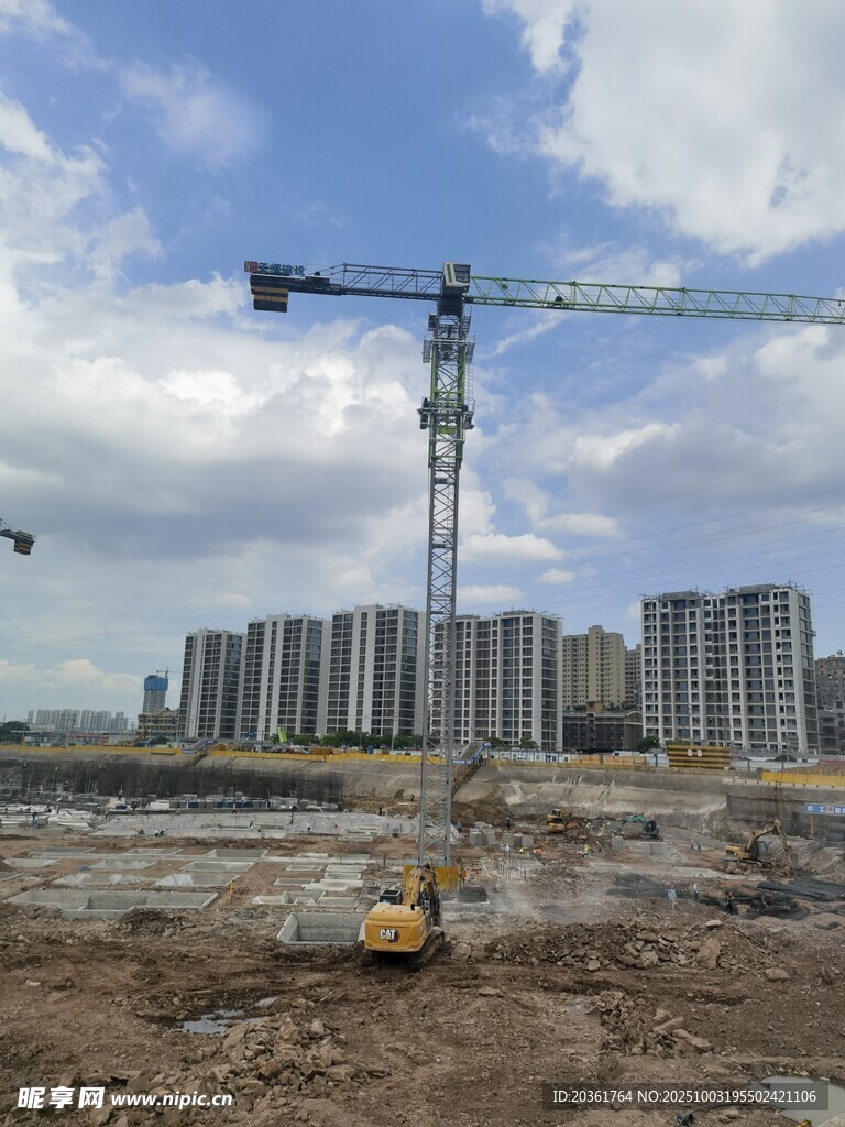 工地塔吊与在建高楼景观