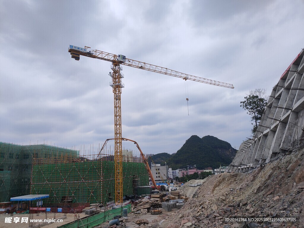 工地塔式起重机施工场景
