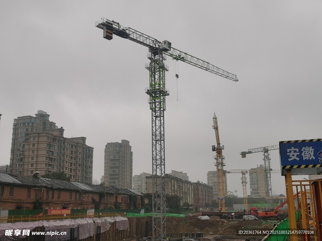 工地塔吊与城市建筑景观