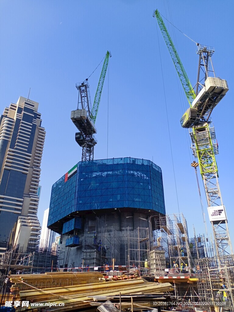 城市建筑工地的繁忙景象