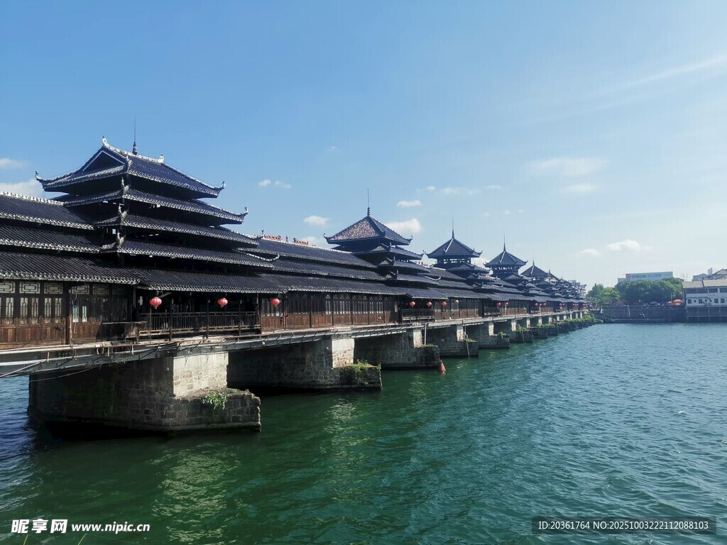 古桥横跨碧水古建筑群